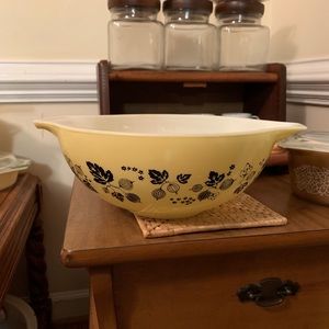 Vintage Pyrex gooseberry cinderella bowl